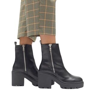 Urban Outfitters  black Y2K chunky heel 
Zip-Up Boots NIB size 8
